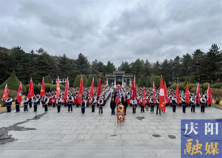 【加強未成年人思想道德建設(shè)】慶陽一中組織2021級全體師生赴南梁開展研學旅行實踐活動