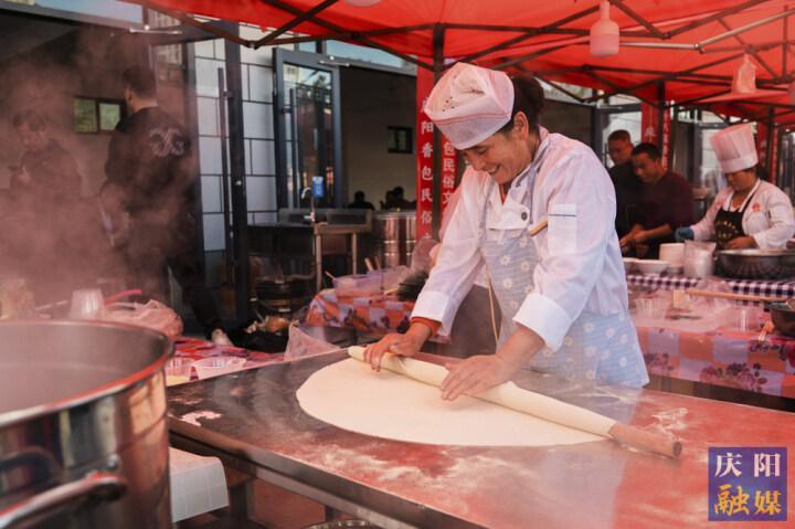 【攝影報(bào)道】名廚競(jìng)技烹美食 游客盡享饕餮餐