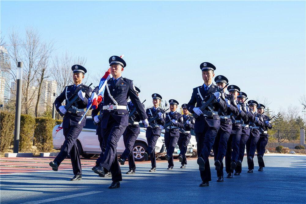 【攝影報(bào)道】慶陽市公安局西峰分局舉行升警旗儀式，慶祝第四個(gè)中國人民警察節(jié)