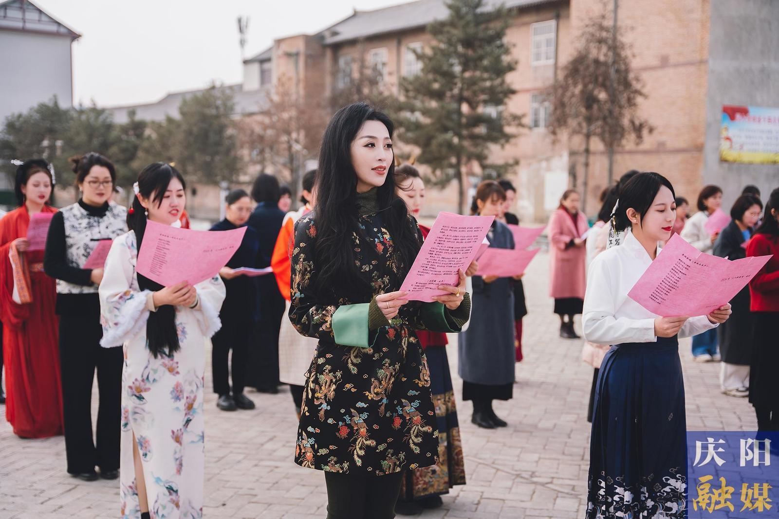 【攝影報道】春日有約不負芬芳 ——市委宣傳部、市委統(tǒng)戰(zhàn)部、市融媒體中心女職工攜手共慶“三八”國際勞動婦女節(jié)