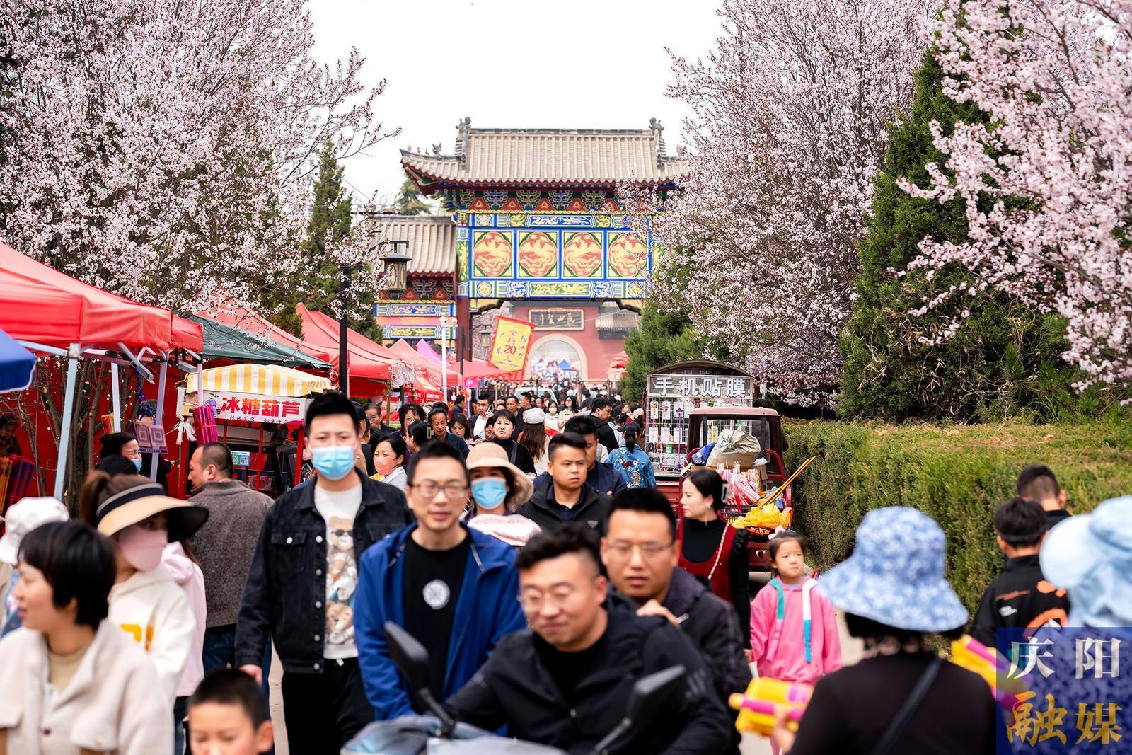 【攝影報(bào)道】西峰區(qū)小崆峒景區(qū)游客如織  樂享假日春光