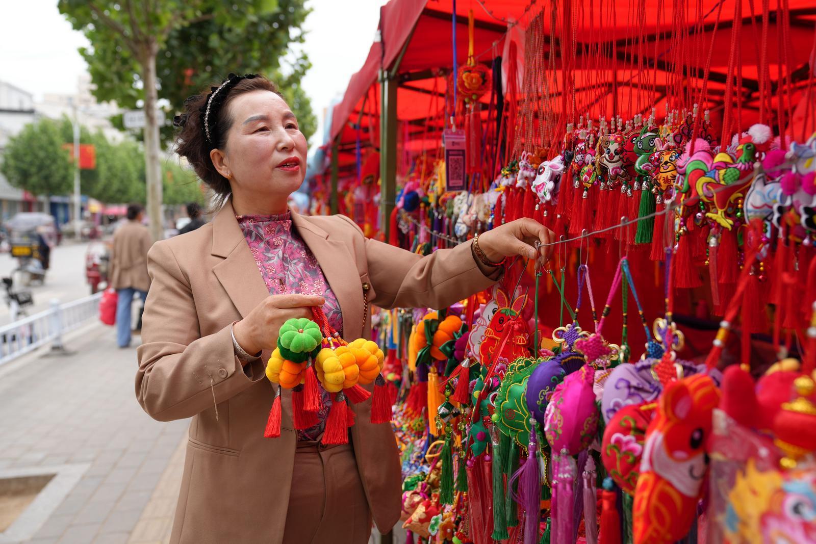 【香約慶陽(yáng) 包容天下】合水：多彩香包街頭俏 喜迎佳節(jié)氛圍濃